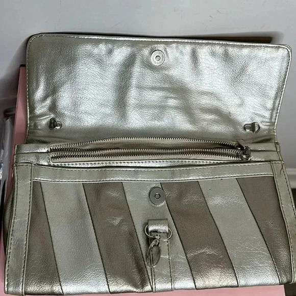 Silver And Gold tone Large Clutch Bag - Picture 6 of 8